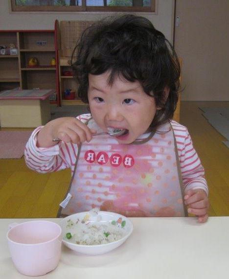 2歳児スプーン食べの写真