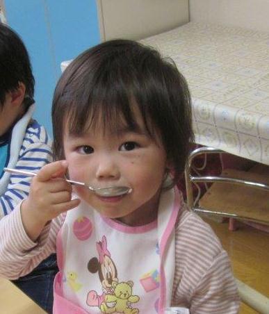 3歳児スプーン食べの写真