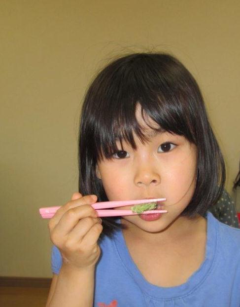 箸で食べている写真