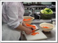 野菜を切る写真