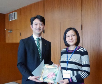 熊谷市長と白さん(右)