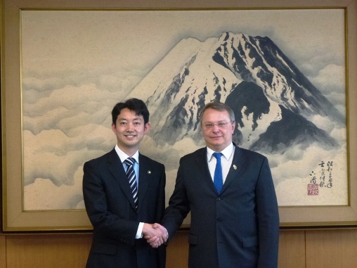 熊谷市長とメイルーナス大使の写真