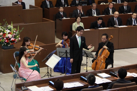 議場コンサート2015村松さんとニューフィルハーモニーオーケストラ千葉の演奏画像