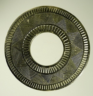 七廻塚古墳出土石釧（生浜東小学校）