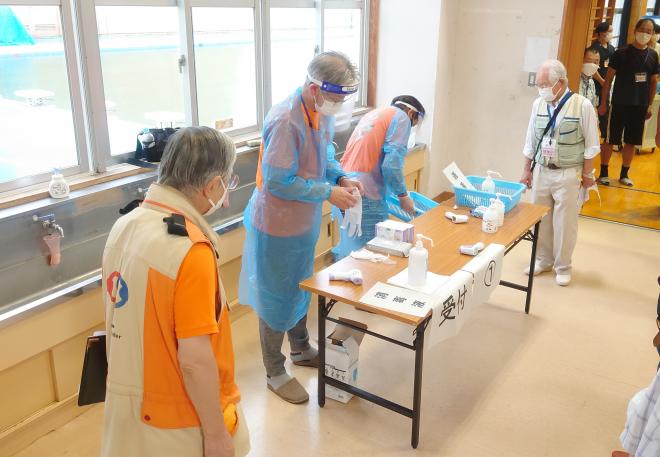 0828避難所受付の様子