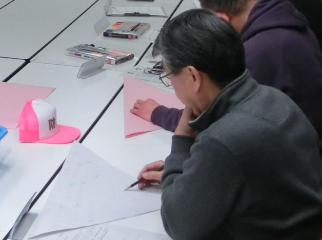 紙に図案を書いているところ