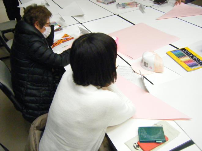 紙に図案を書いているところ