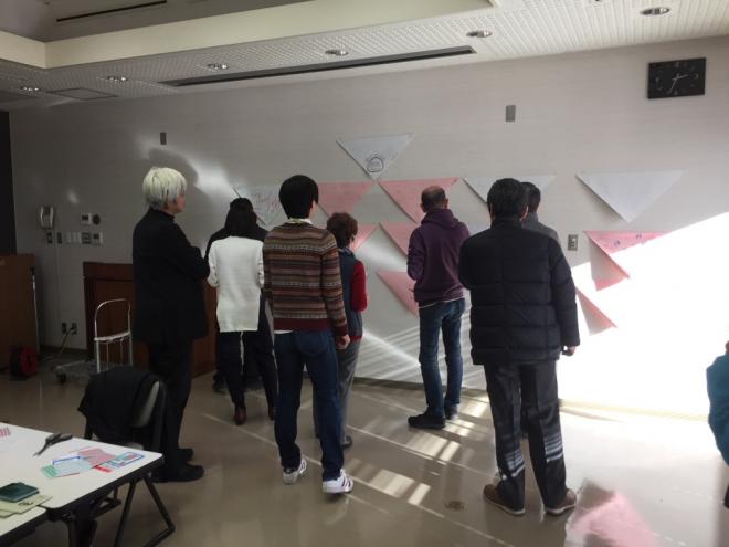 壁に図案を貼ってアイデアを整理しているところ