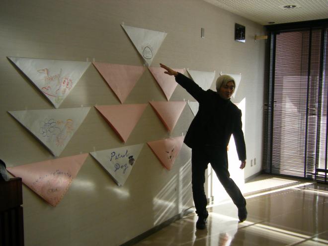 壁に図案を貼ってアイデアを整理しているところ