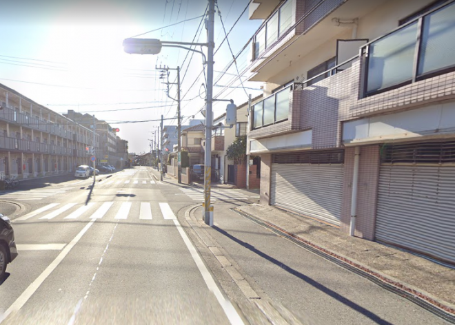 西の谷跨線橋を背に直進し、信号がある交差点の画像