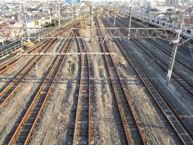 西の谷跨線橋から線路を眺めた画像