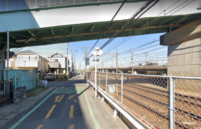 真っすぐ進み、左手に幕張小学校が見える画像