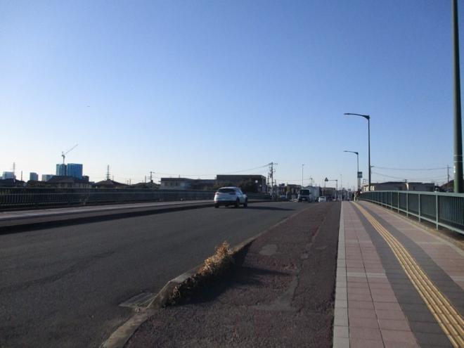 サイクリングロードから瑞穂橋に出た通りの画像