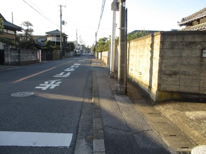 住宅街を直進する画像