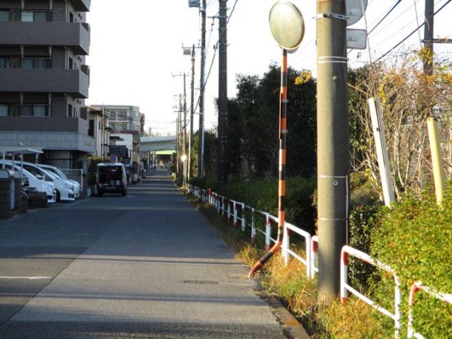 線路沿いの道の画像1