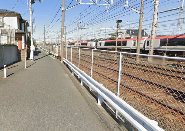 昆陽神社を抜けた線路沿いの道路の画像