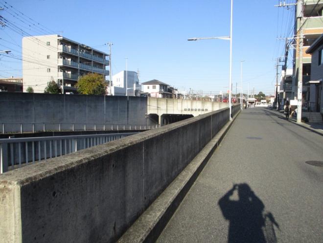 地下道の側道の画像