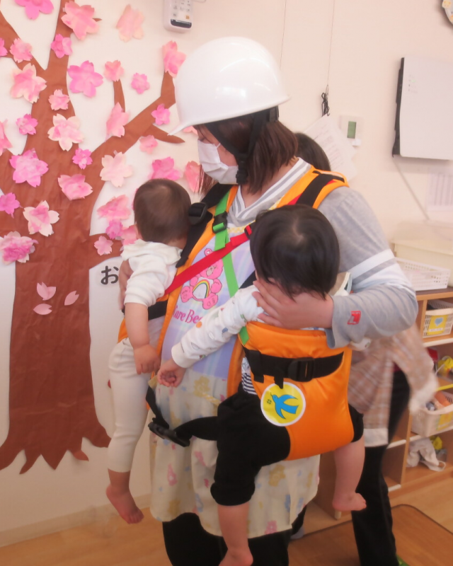 R4物品寄贈（稲毛ふわり保育室_避難用抱きキャリー）