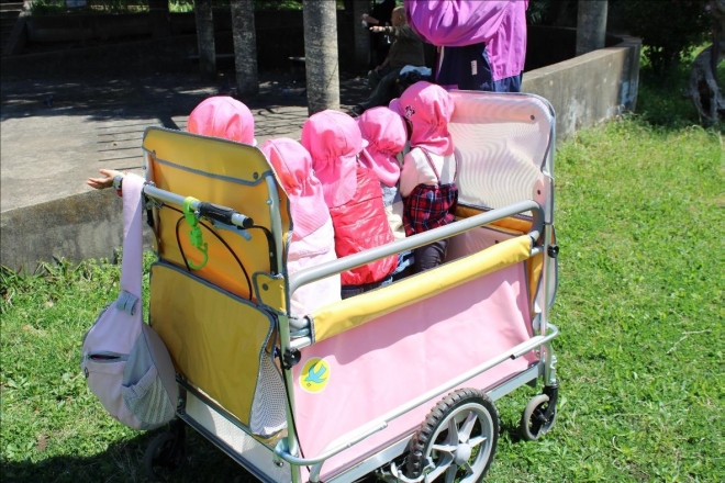 R5物品寄贈（新検見川駅前キッズルーム_お散歩カート）