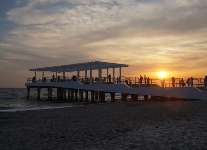 海へ延びるウッドデッキ