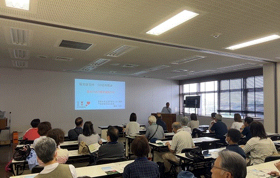 散策前に講義を受け、事前に散策先の歴史などを学びました