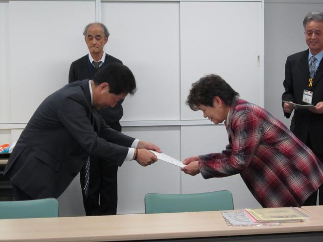 区長と稲毛すみれ会の皆様の写真