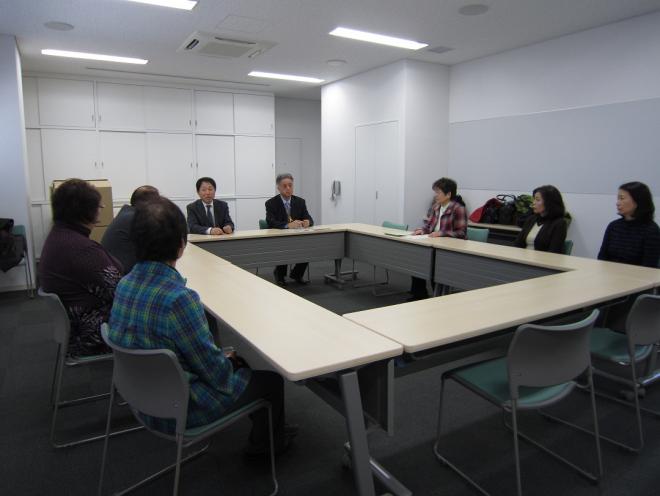 区長と稲毛すみれ会の皆様の写真