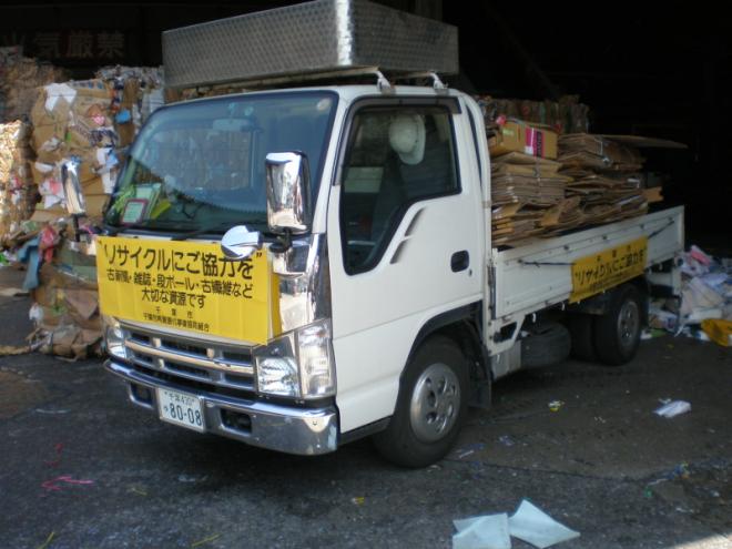 古紙・布類の収集車