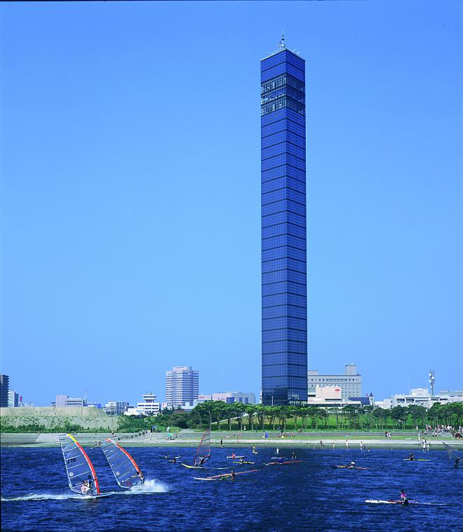 ポートタワー（海から）