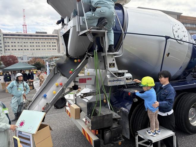 コンクリートミキサー車の操作体験：千葉県生コンクリート工業組合