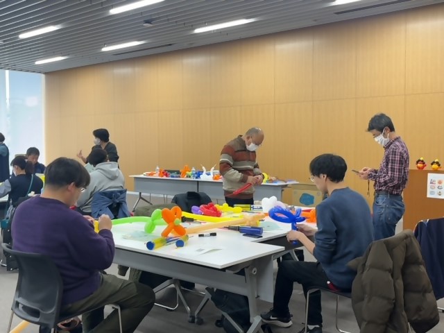 令和6年度青少年相談員課題研修会写真バルーンアートをする相談員