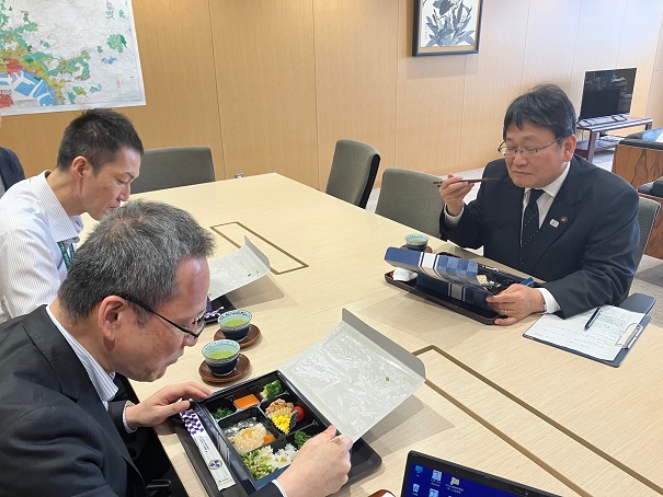 試食