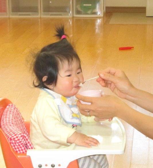 0歳児食べさせてもらっている写真