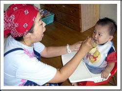 離乳食を食べさせている写真