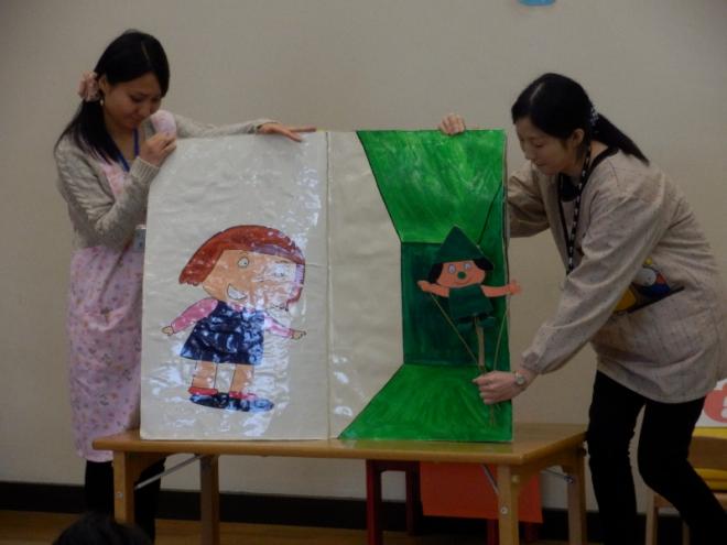 ビッグ絵本を見せている写真