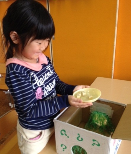 はてなボックスの中身を見ている子どもの写真