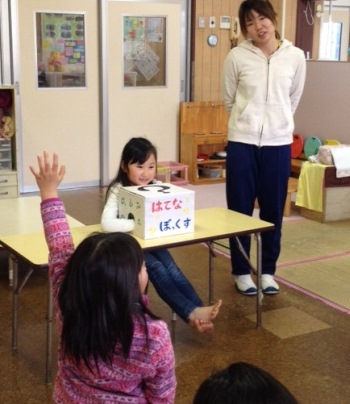 子どもが質問をしている写真