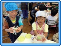 茶巾絞りを作っている写真