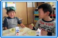 茶巾しぼりを食べている写真