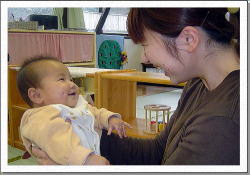 赤ちゃんを抱っこしている写真