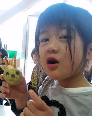 女の子がハリネズミポテトを見せている写真