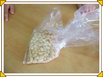 袋に入った煮えた大豆の写真