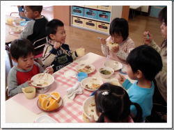 お友だちと一緒に食事をする写真