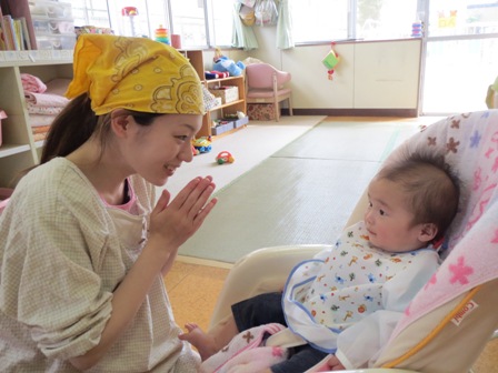 保育士のいただきますを聞いている写真