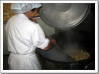 回転釜で野菜を炒める写真