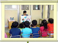 紙芝居を見ている写真