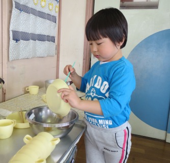 お皿を片づけている写真