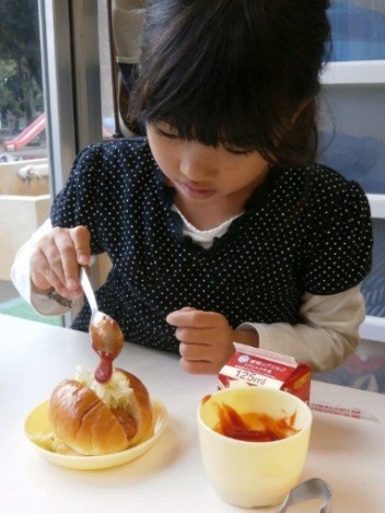 ケチャップを付ける写真