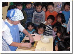 祭りずしを作る写真