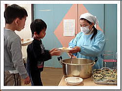 カレーを盛り付けている写真